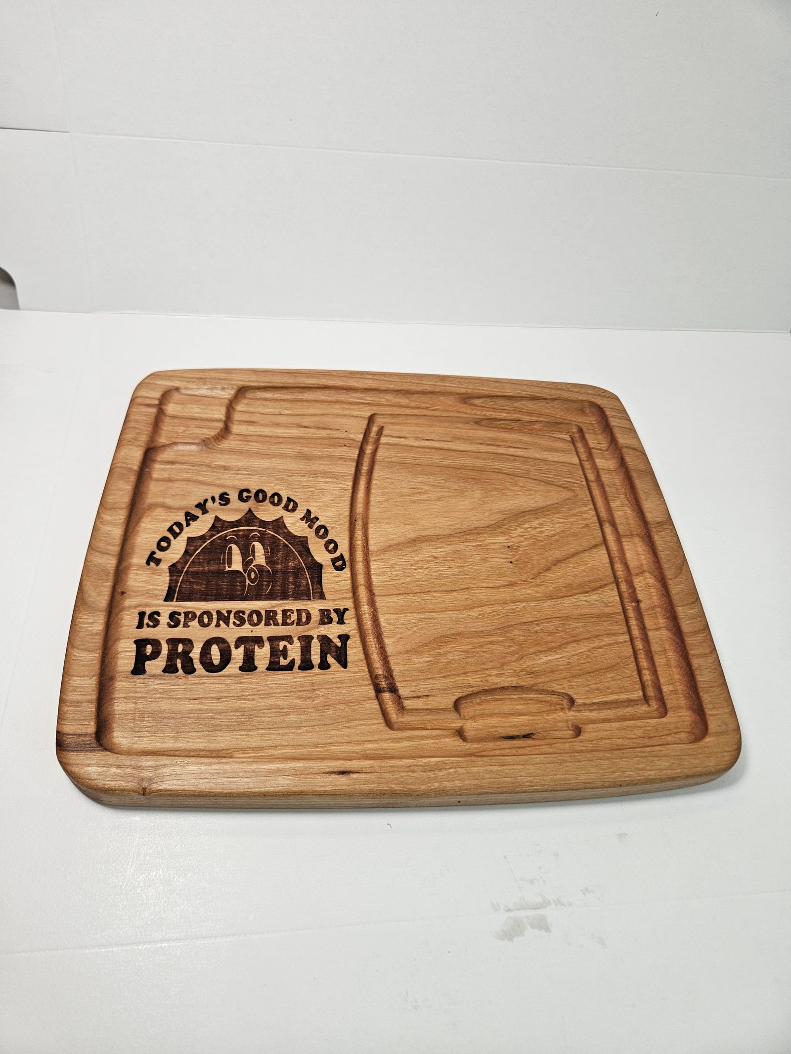 Petite wooden steak plate with juice groove and engraved badge